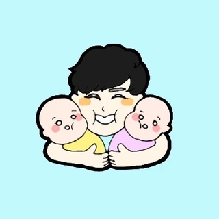 双子を抱っこする双子パパ「メロ」のイラスト